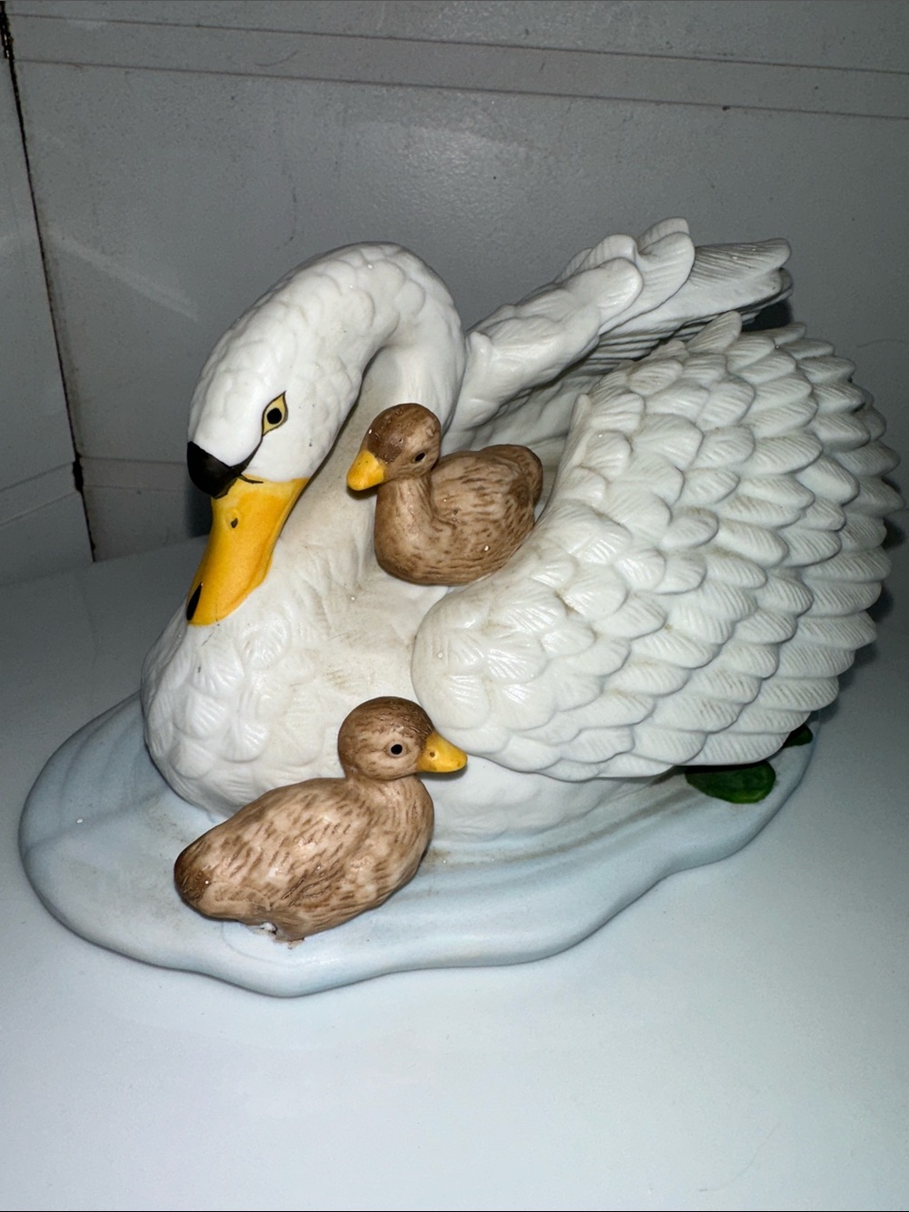 Vintage Homco porcelain swan with 2 sign ants